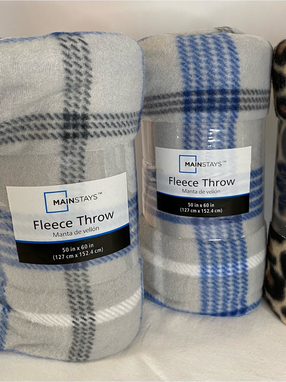Lot of 4 Lightweight Fleece Throws, New - Picture 2 of 3